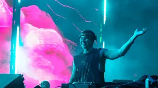 John Summit’s Shirtless Sizzle: How One Viral DJ Became a Queer Icon in the Age of Gay Twitter