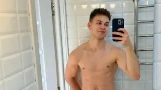 Digital Creator Makiri is Proud of His “Big Hairy Legs” 